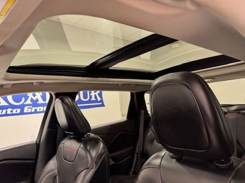 Used 2018 Jeep Cherokee Trailhawk w/ Quick Order Package 27L image 25