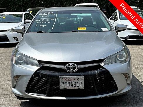 Used 2016 Toyota Camry SE image 2