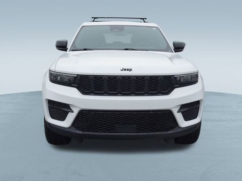 Used 2023 Jeep Grand Cherokee Altitude image 2