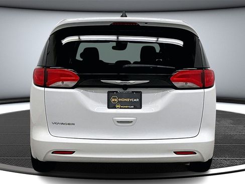 Used 2023 Chrysler Voyager LX image 5