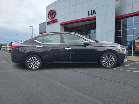 Used 2025 Nissan Altima 2.5 SV AWD/4WD image 2