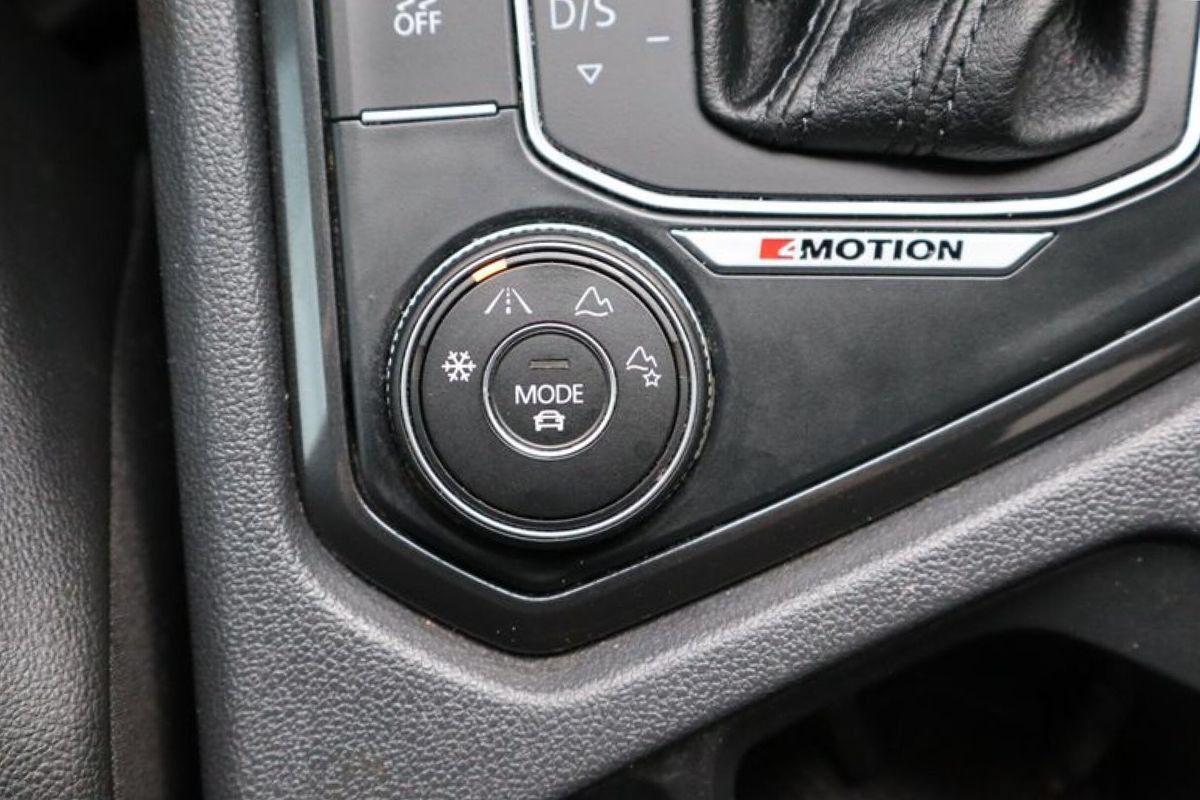 Used 2018 Volkswagen Tiguan SE AWD/4WD image 18