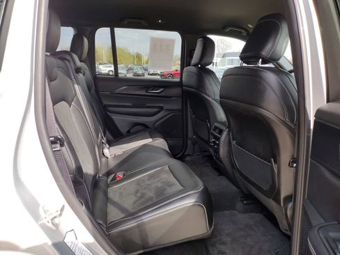 Used 2025 Jeep Grand Cherokee Altitude image 20