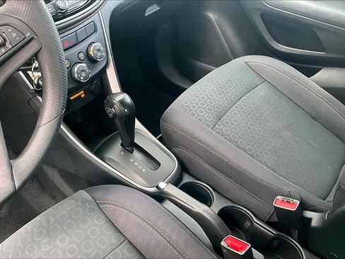 Used 2020 Chevrolet Trax LS FWD image 16