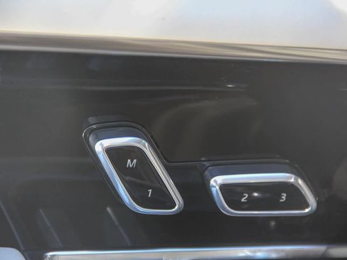 New 2025 Land Rover Range Rover SE image 18