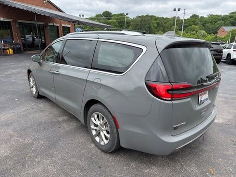 Used 2021 Chrysler Pacifica Touring-L w/ Uconnect Theater Family Group FWD image 4