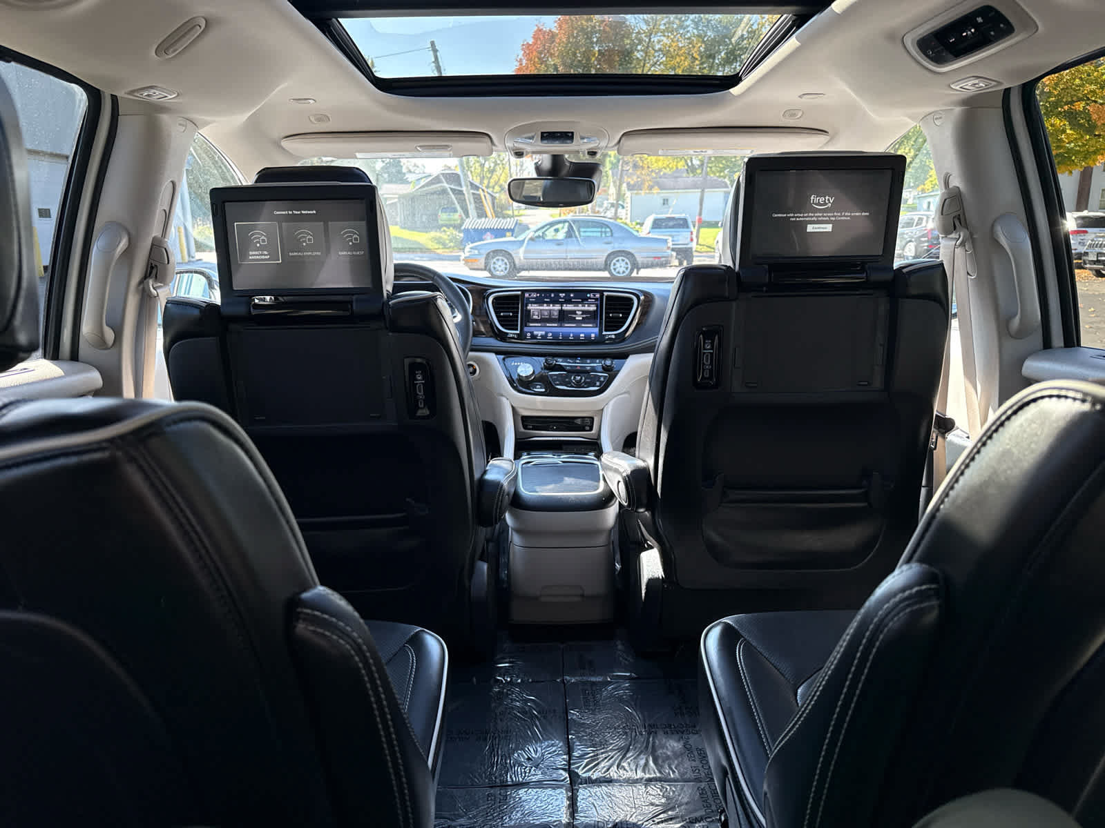 Used 2024 Chrysler Pacifica Limited w/ Uconnect Theater Family Group FWD image 15