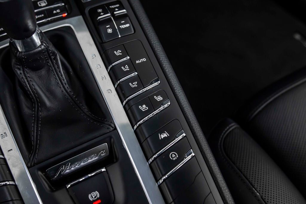 Used 2020 Porsche Macan AWD/4WD image 39