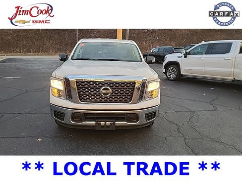 Used 2018 Nissan Titan SV w/ SV Convenience Package image 3