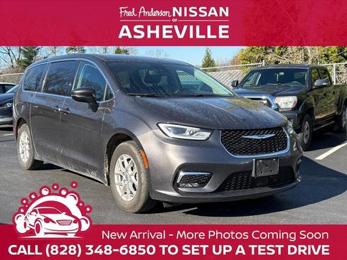 Used 2023 Chrysler Pacifica Touring-L image 1