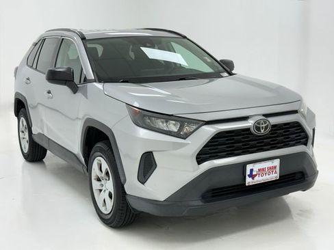 Used 2020 Toyota RAV4 LE FWD image 2