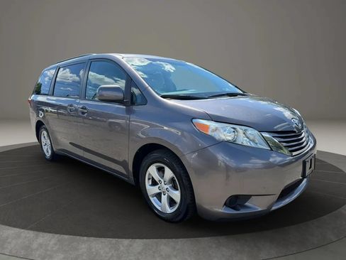 Used 2015 Toyota Sienna LE FWD image 3