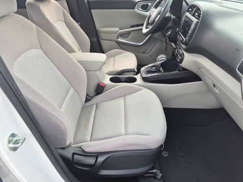 Used 2025 Kia Soul LX FWD image 30