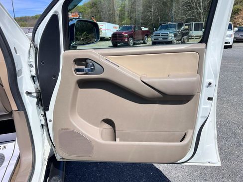 Used 2014 Nissan Frontier SL w/ SL Moonroof Package AWD/4WD image 28