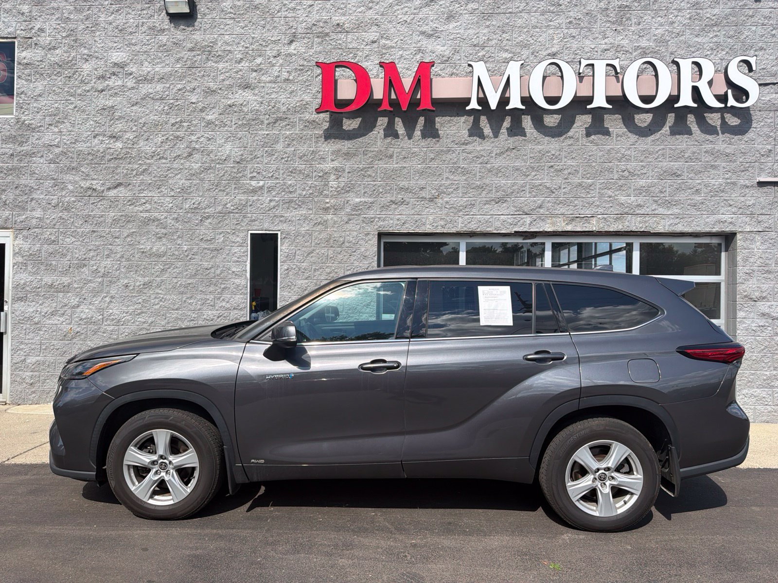 Used 2021 Toyota Highlander LE AWD/4WD image 3