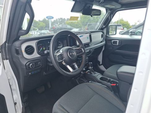 Used 2024 Jeep Wrangler Unlimited Sahara AWD/4WD image 8