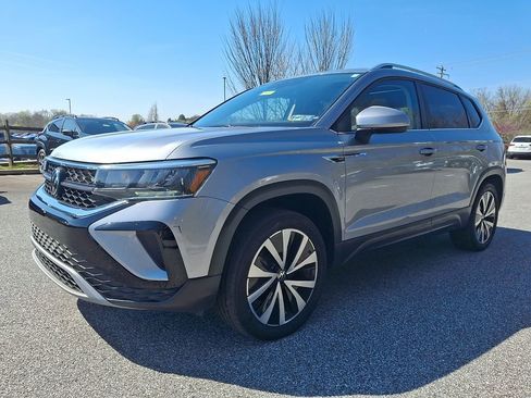 Used 2023 Volkswagen Taos SE w/ Panoramic Sunroof Package image 3