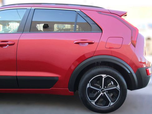 Used 2023 Kia Niro EX image 4
