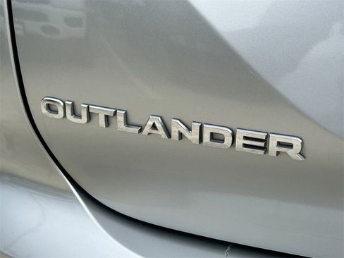 Used 2024 Mitsubishi Outlander SE image 12