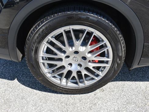 Used 2015 Porsche Cayenne Turbo image 35