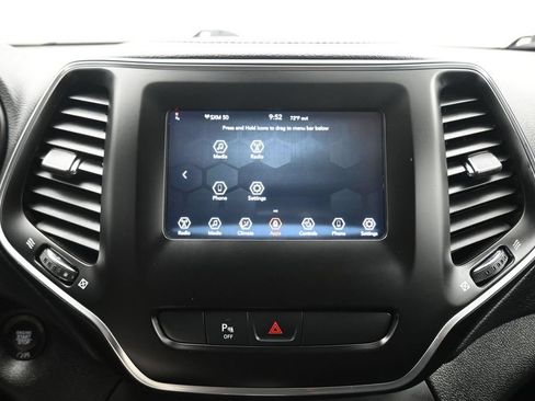 Used 2019 Jeep Cherokee Latitude Plus w/ Cold Weather Group AWD/4WD image 18