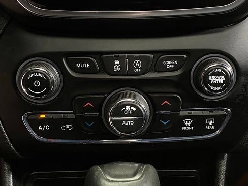 Used 2019 Jeep Cherokee Limited AWD/4WD image 24