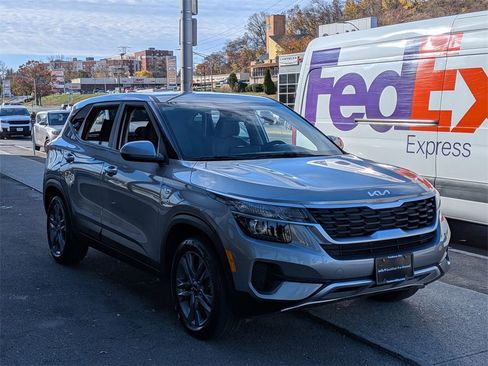 Certified 2023 Kia Seltos LX image 4