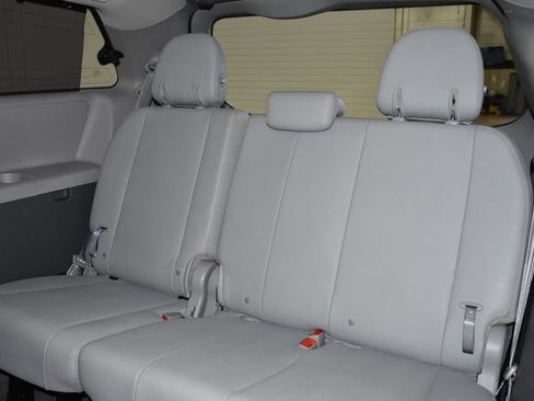 Used 2015 Toyota Sienna XLE Premium FWD image 27