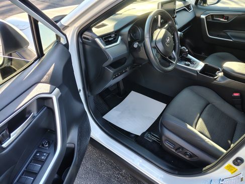 Used 2022 Toyota RAV4 SE image 18