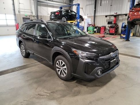 Used 2025 Subaru Outback Premium AWD/4WD image 1