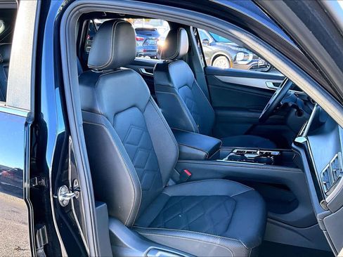 Used 2025 Volkswagen Atlas Cross Sport SE image 9