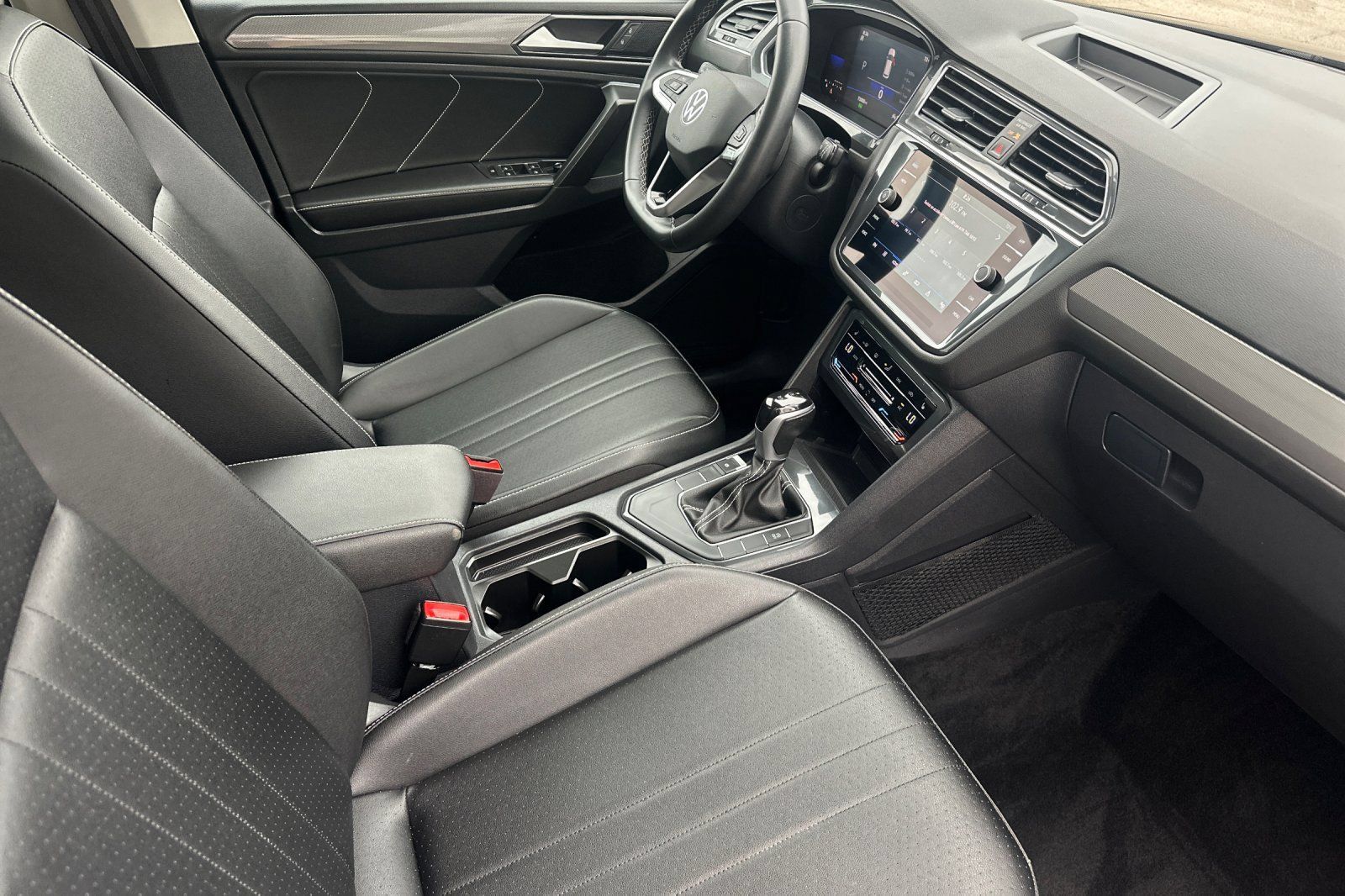 Used 2023 Volkswagen Tiguan SE w/ Panoramic Sunroof Package FWD image 16