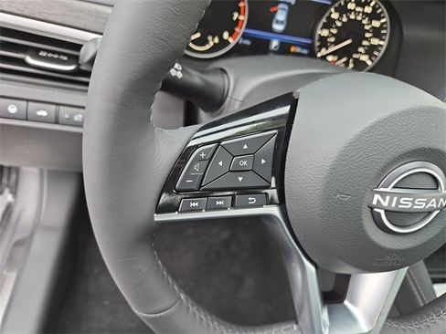 New 2025 Nissan Altima 2.5 SL image 9