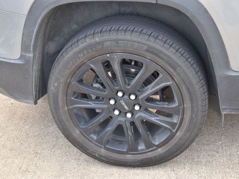 Used 2023 GMC Acadia SLE w/ Driver Convenience Package FWD image 12
