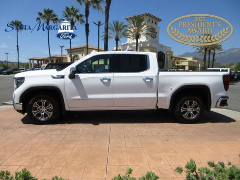 Used 2025 GMC Sierra 1500 SLT RWD image 1
