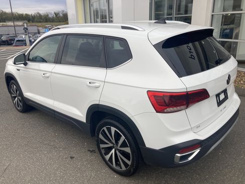 Certified 2024 Volkswagen Taos SE image 7