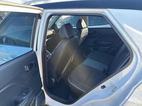 Used 2023 Hyundai Venue Limited image 10