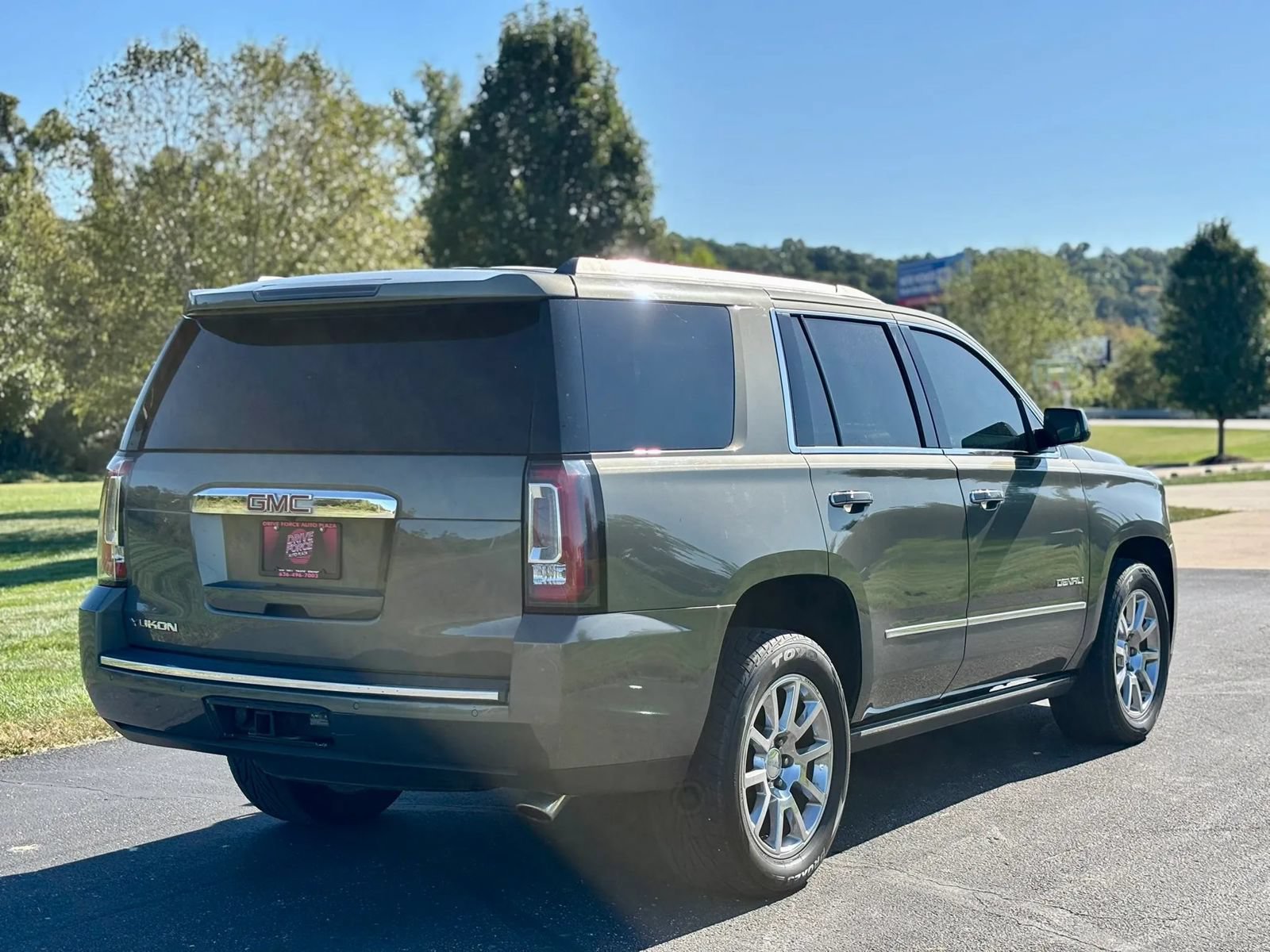 Used 2017 GMC Yukon Denali w/ Open Road Package AWD/4WD image 6