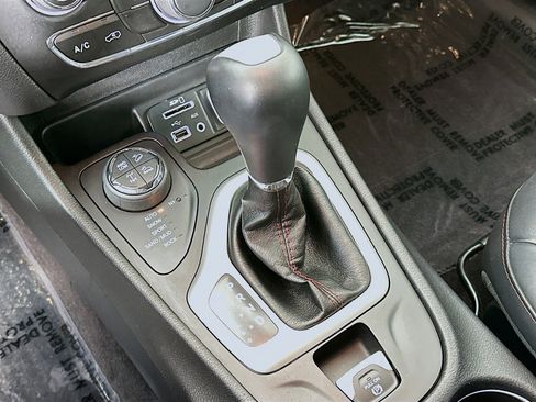 Used 2017 Jeep Cherokee Trailhawk w/ Cold Weather Group image 17