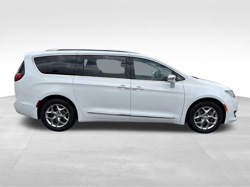 Used 2017 Chrysler Pacifica Limited w/ UConnect Theater Package FWD image 8