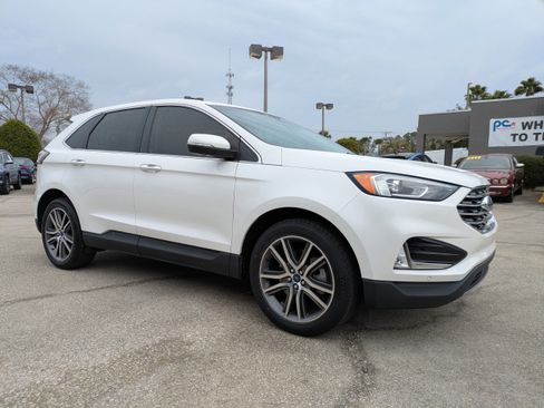 Used 2021 Ford Edge Titanium image 2