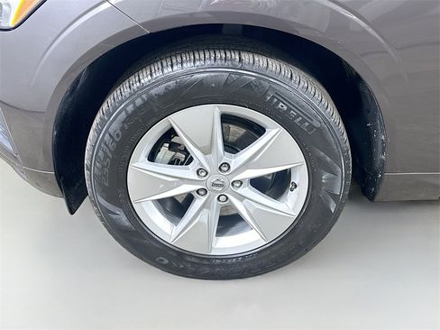 Used 2022 Volvo XC60 B5 Momentum w/ Climate Package image 8