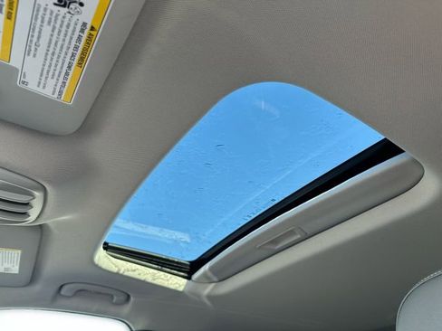 Used 2025 Chevrolet Trax ACTIV w/ Sunroof Package image 18