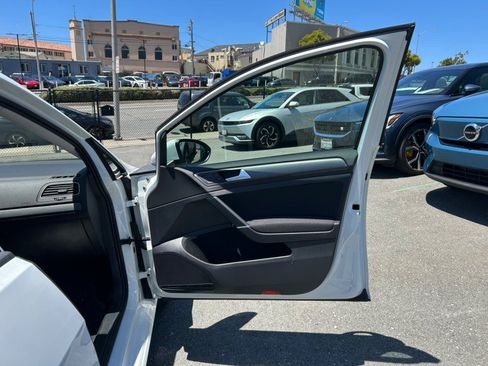 Used 2019 Volkswagen e-Golf SE w/ Driver Assistance Package FWD image 31