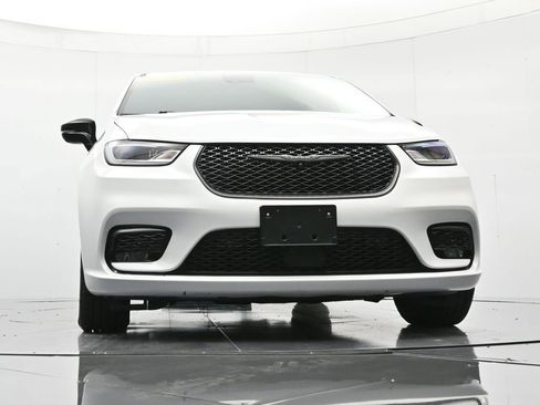 Used 2024 Chrysler Pacifica Limited FWD image 38