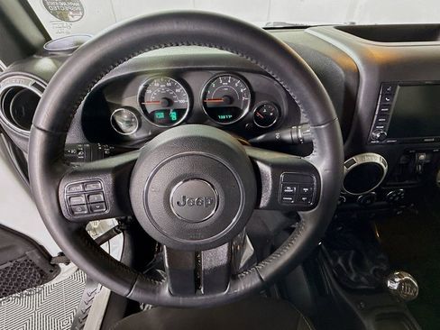 Used 2017 Jeep Wrangler Unlimited Sahara w/ Connectivity Group AWD/4WD image 17