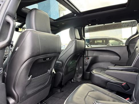 Used 2025 Chrysler Pacifica Limited FWD image 20