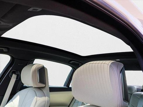 Used 2025 BMW 760i xDrive w/ Premium Package image 11