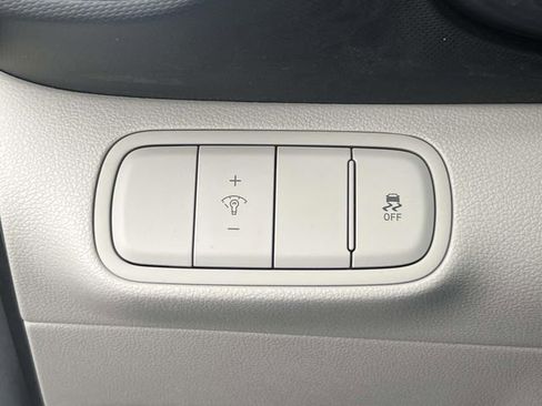 Certified 2023 Hyundai Venue SEL w/ Cargo Package image 18