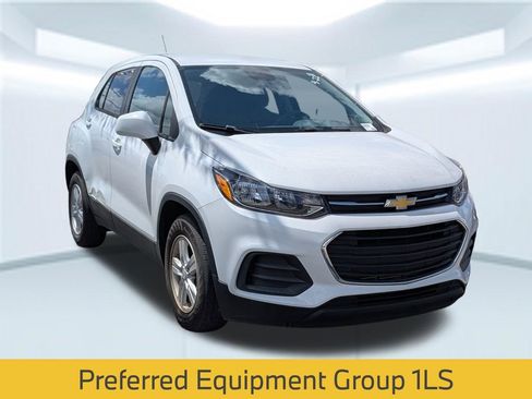 Used 2022 Chevrolet Trax LS w/ Tint and Cruise Package FWD image 5